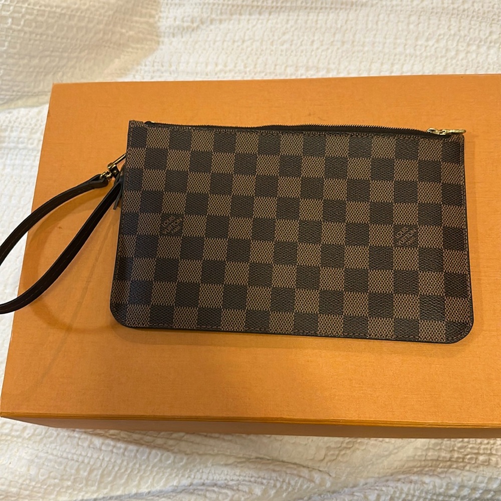 Damier Louis Vuitton cerise lining. Excellent used condition.